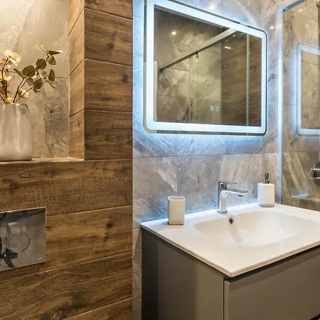 Center Luxury 瓦爾納